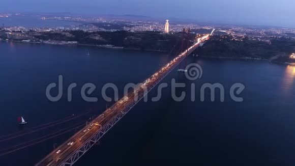 空中镜头照亮了4月25日黄昏大桥视频的预览图