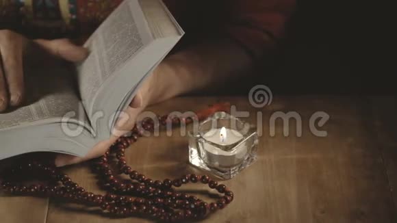 一双女性的手在读圣经视频的预览图