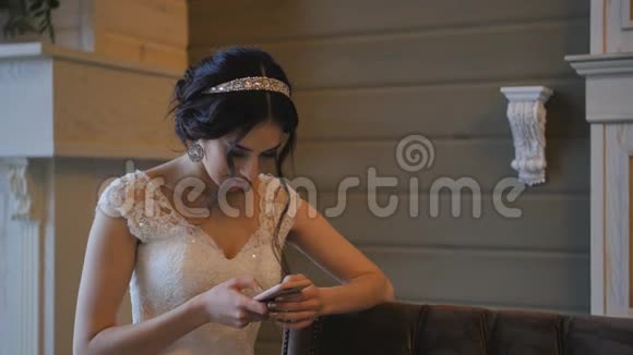 结婚当天年轻新娘使用手机视频的预览图