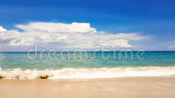 泰国普吉岛麦浩海滩美丽的海滩蓝天视频的预览图