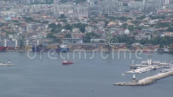 保加利亚瓦尔纳海港海湾的大型拖船视频的预览图