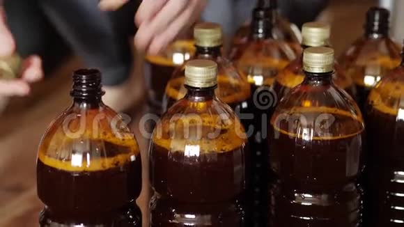 家庭酿酒厂瓶装啤酒视频的预览图