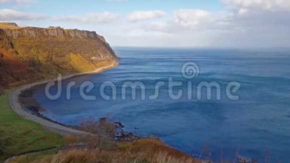 Bearreraig湾陡峭的海崖苏格兰斯凯岛视频的预览图