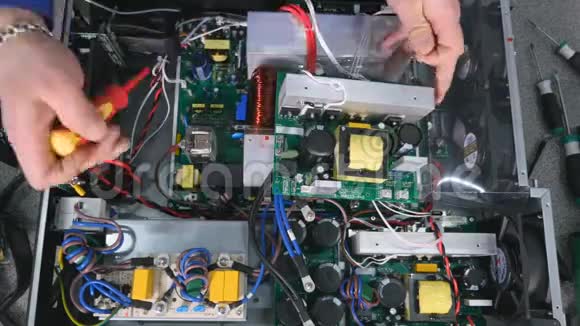 时光流逝工程师组装电气设备4K视频的预览图