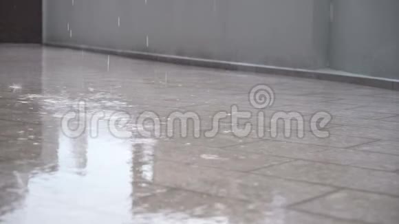 雨落在地板上潮湿的地面下雨视频的预览图