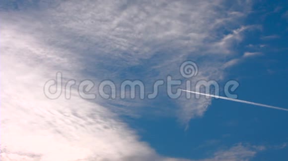 蓝天和云彩飞机穿过框架美丽的堆云在蓝色平静的天空安静的傻瓜视频的预览图