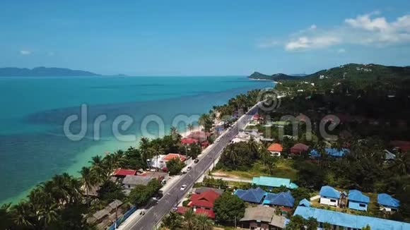 热带岛屿与道路和适应鸟瞰图视频的预览图