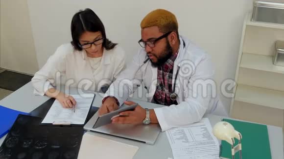 男医生教女学员如何使用平板电脑填写表格视频的预览图