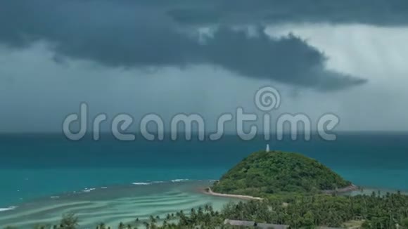 热带岛屿海岸的时间推移与接近雨云放大视频的预览图