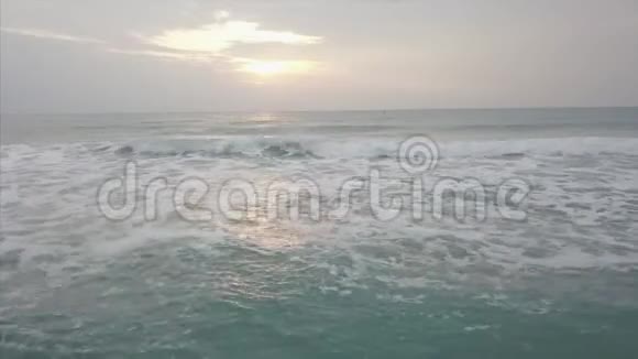 海上日出的美景录像黎明时在热带的海滩上浪荡在海上日出在海上视频的预览图