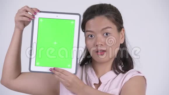 年轻快乐的亚洲女商人展示数码平板电脑的脸视频的预览图
