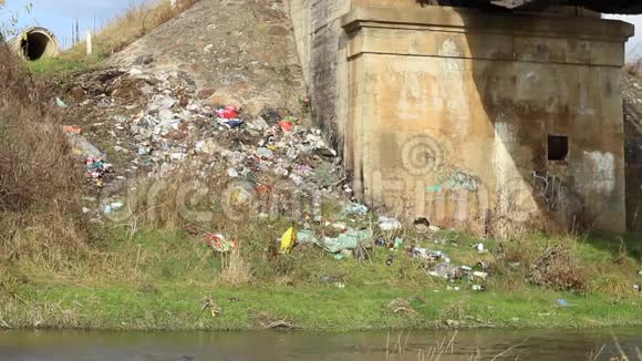 沿河的垃圾视频的预览图