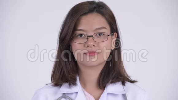 年轻美丽的亚洲女医生微笑的脸视频的预览图