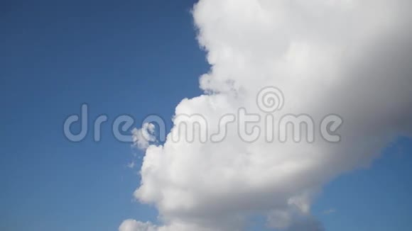 一朵白云在蓝天上飞翔视频的预览图