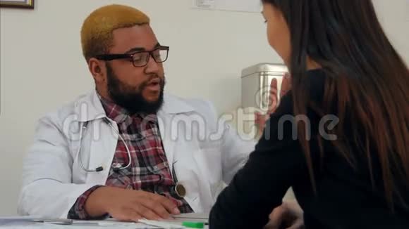 美国黑人医生给女性病人开药丸并说明剂量视频的预览图