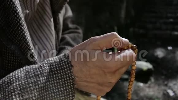 老人手里拿着祈祷珠视频的预览图