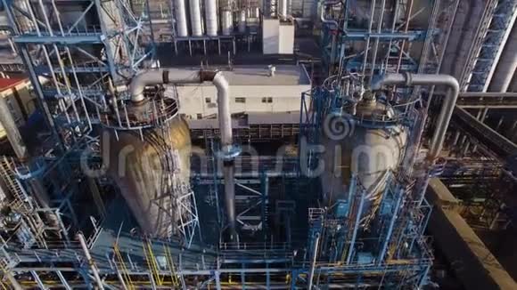 炼油厂的两个巨大的塔蒸馏管和储罐空中景观视频的预览图