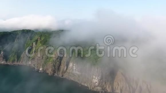 空中飞行飞越陡峭的山坡向群山飞去视频的预览图