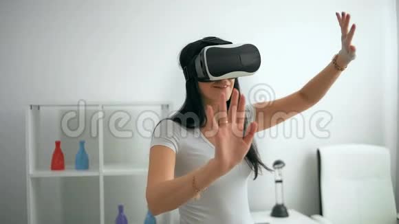 年轻女性体验虚拟现实视频的预览图