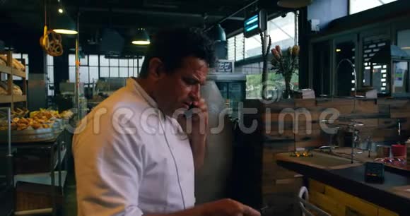 男厨师用手机通话4k视频的预览图