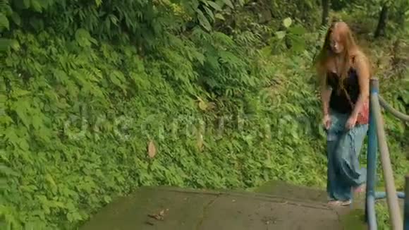 巴厘岛大瀑布附近的女孩走上楼梯视频的预览图