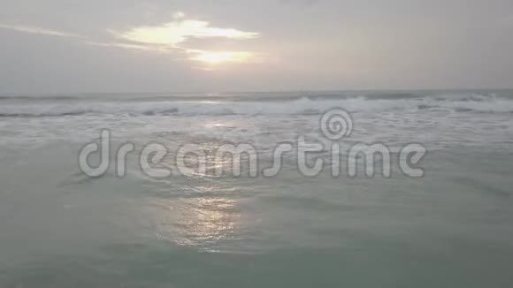 海上日出的美景录像黎明时在热带的海滩上浪荡在海上日出在海上视频的预览图