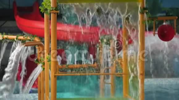儿童游乐园瀑布流的水流视频的预览图