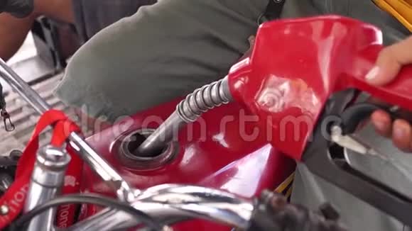 汽油喷嘴加油摩托车油箱视频的预览图