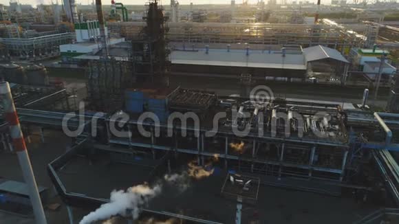 以阳光为背景的重工业区视频的预览图