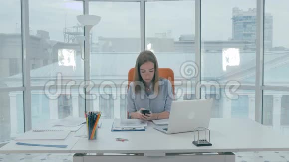 女接待员在电脑上工作在呼叫中心打电话视频的预览图