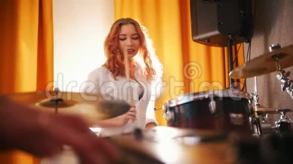 重复女鼓手和一个键盘上的人把注意力从鼓到手视频的预览图