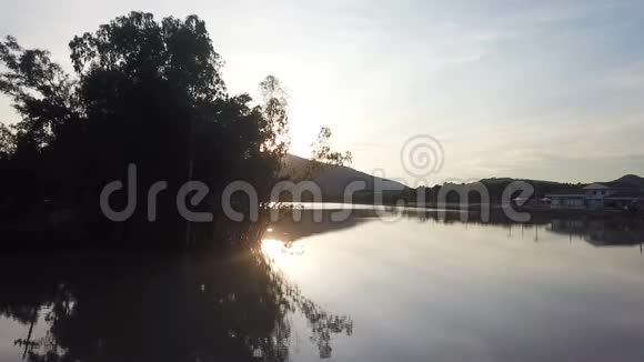 平静的湖面上的日落视频的预览图