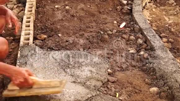建筑工人铺设混凝土灌浆制作路面视频的预览图