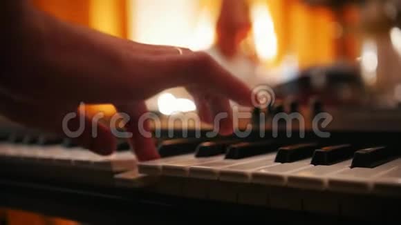 重复女鼓手和一个键盘上的人从手到鼓的专注视频的预览图