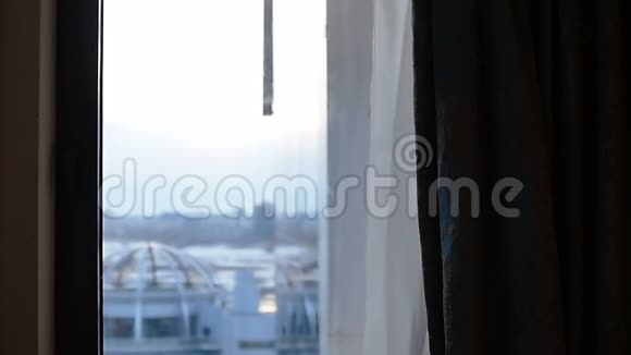 一个年轻漂亮的男人关上窗帘慢动作视频的预览图