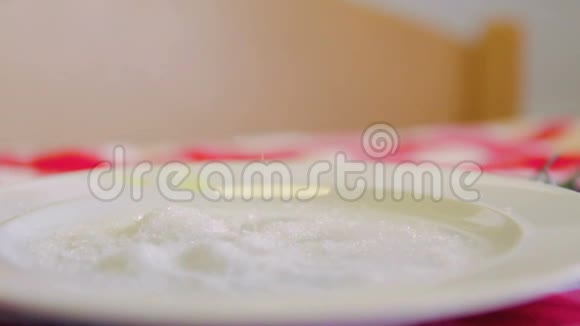 将糖倒入白色盘子的照片视频的预览图