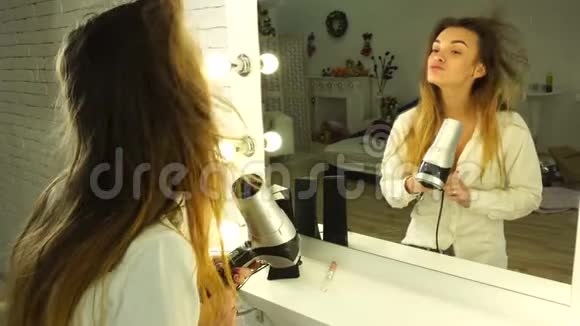 美丽的少女染发照镜子视频的预览图