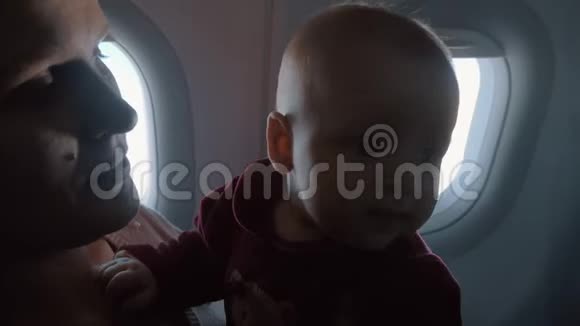 妈妈和女儿坐飞机视频的预览图