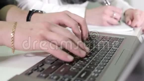 男人的手在笔记本电脑键盘上打字视频的预览图