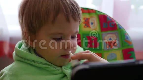 孩子在鼻子里溅药视频的预览图
