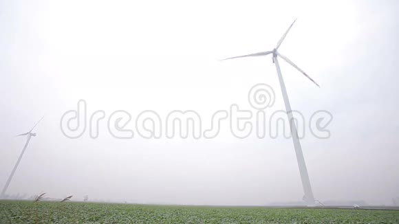 从下面看到两个风力涡轮机视频的预览图