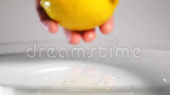人手把柠檬放入水中视频的预览图
