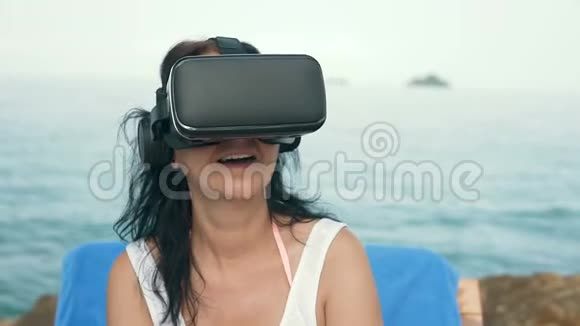 带虚拟现实护目镜的女人视频的预览图
