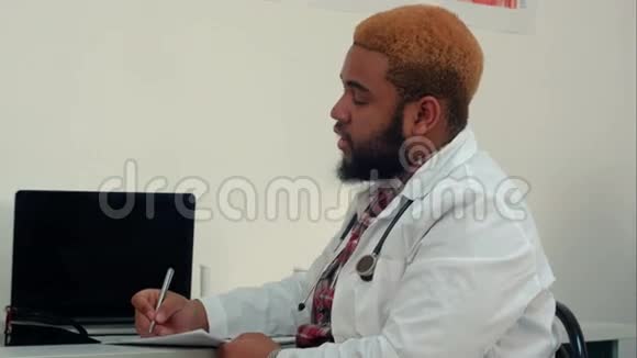 非裔美国医生与病人交谈并做笔记视频的预览图