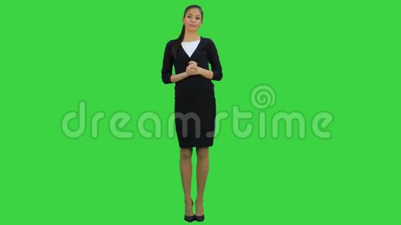 一位严肃的女经理正在和镜头对话她的手指在绿色屏幕上滴答作响Chroma键视频的预览图