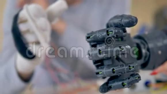 仿生手臂的手指重复真实手臂的动作视频的预览图