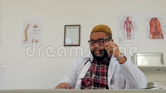 非裔美国男性医务工作者与病人进行电话交谈视频的预览图