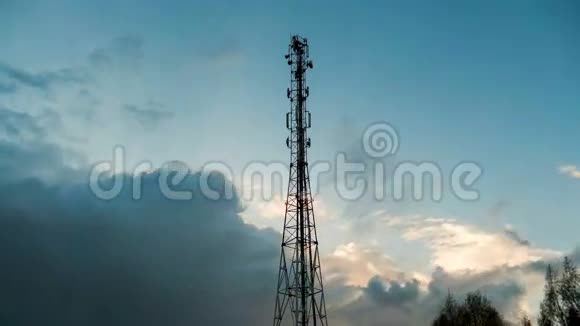 天线通信塔在即将到来的风暴背景下视频的预览图