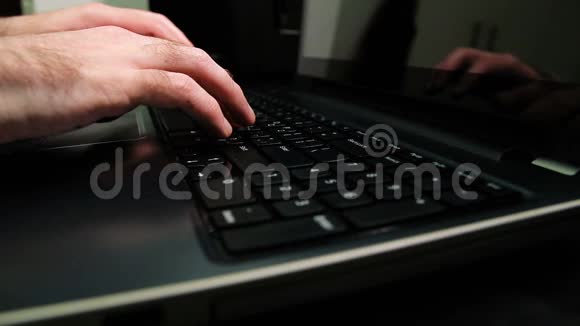 用希伯来文和英文字母在键盘上打字的人影视频的预览图