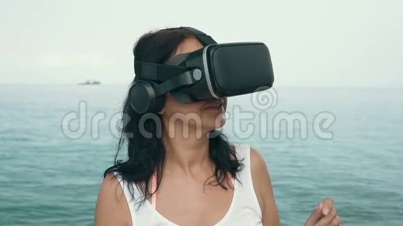 带虚拟现实护目镜的女人视频的预览图